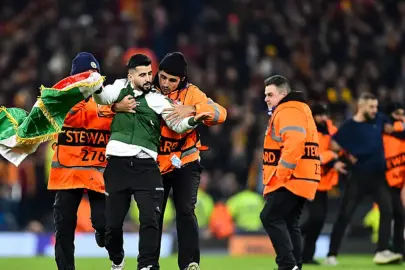 Şampiyonlar Ligi’ndeki Galatasaray maçında alçak provokasyon! Terör destekçileri sahaya daldı