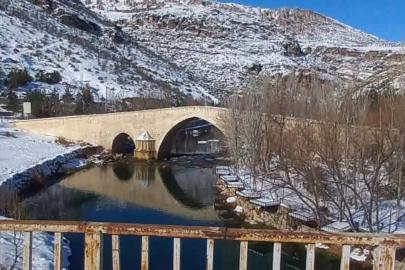 847 yıllık Haburman Köprüsü, kışın beyaz örtüsüyle büyülüyor