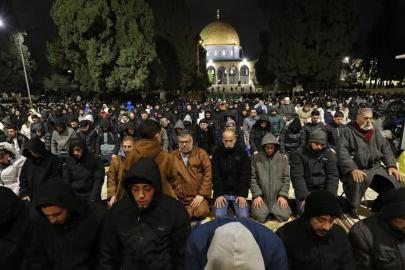 Aksa'da teravih ve yatsı coşkusu: İşgalcilerin engeline rağmen saflar doldu