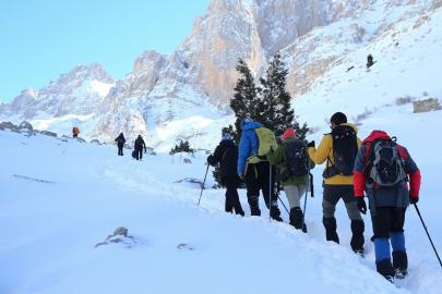 Aladağlar’ın karla kaplı eteklerinde doğa sporcuları sınırları zorluyor