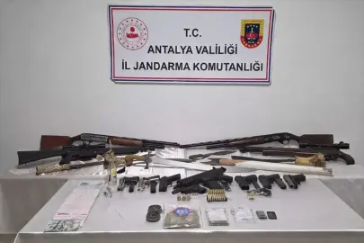 Antalya'da uyuşturucu operasyonu düzenlenen evde 8 tabanca ve 3 tüfek ele geçirildi