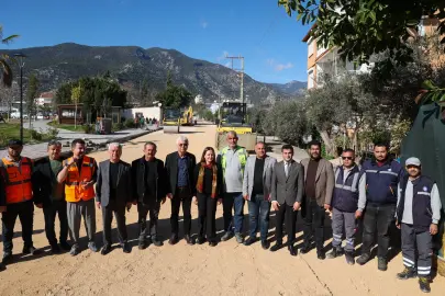 Antalya'da sıcak asfalt çalışmaları devam ediyor