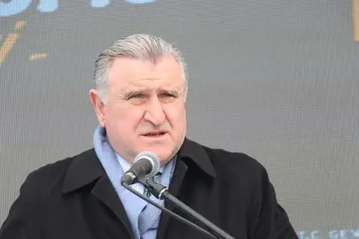 Bakan Bak İtalya’da milli sporcuları ziyaret etti