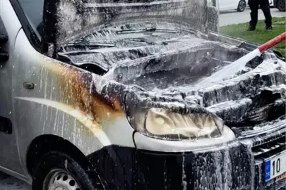 Balıkesir'de seyir halindeki hafif ticari araç yandı