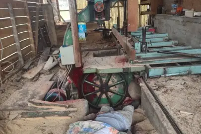 Başı şerit testereye sıkışmış halde ölü bulundu