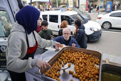 Berat Kandili’nde lokma ve kandil simidi ikramı