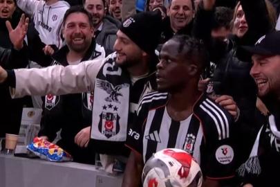 Beşiktaş'ın yeni transferi Olaitan'dan taç atışı esnasında selfie
