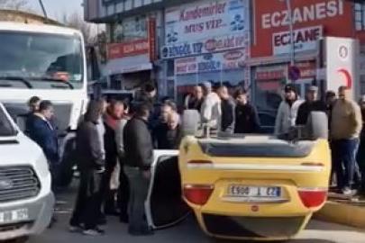 Beton mikseri ile çarpışan taksi ters döndü: 1 yaralı