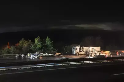 Bolu'da TIR ile kamyon çarpıştı: Yaralı var