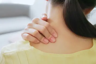 Boyun ağrısında en büyük hata açıklandı! Beyne giden damarları etkiliyor