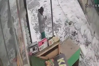 Çatıdan düşen kar kütlesinden saniyeler ile kurtuldu