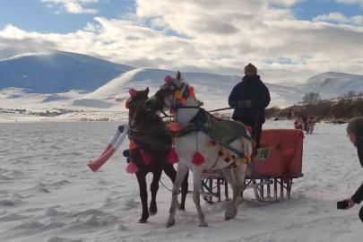 Çıldır Gölü üzerinde atlı gezi ve halay keyfi
