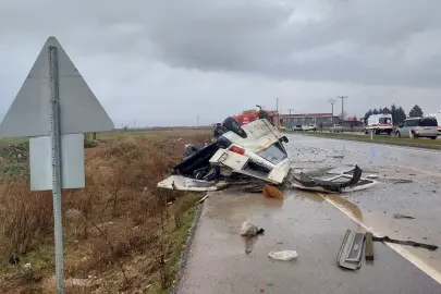 Çivril'de Minibüs Devrildi: 2 Yaralı