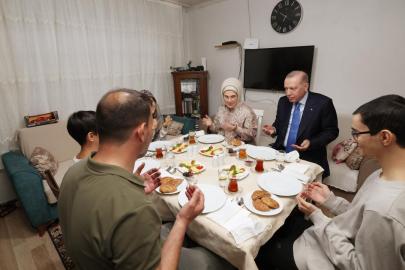Cumhurbaşkanı Erdoğan İstanbul'da bir ailenin iftar sofrasına konuk oldu