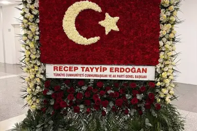 Cumhurbaşkanı Erdoğan'dan MHP'nin 57. kuruluş yıl dönümü için Türk bayraklı kutlama çiçeği
