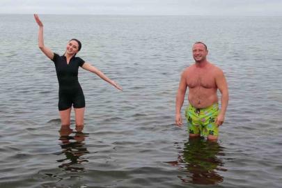 Dondurucu soğukta Van Gölü’nde yüzdüler