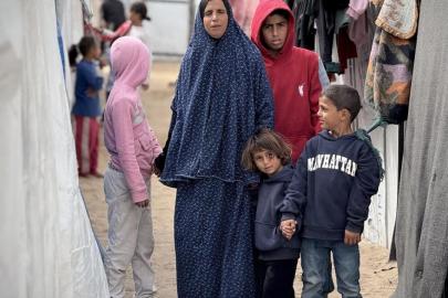 Gazzede aileler ramazanı hasarlı okulda yokluk içinde geçiriyor