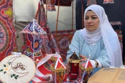 Gazze’de ramazanı ayakta tutan ışık! Yardım kutularından yaptığı fenerle, enkazlar arasında umudu yeniden yakmaya çalışıyor
