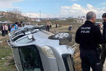 Hafif ticari araç şarampole devrildi: 1 yaralı