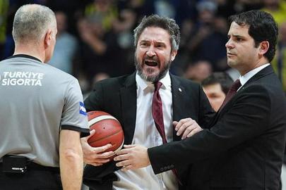 'Hakem üçlüsü, maçı katletti!' Pozzecco derbide atıldı, Galatasaray'dan sert açıklama geldi