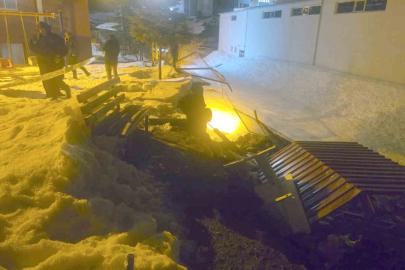 Hakkari’de istinat duvarı çöktü