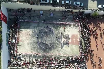 İlkokul öğrencilerinin bayrak sevgisi dron kamerasında