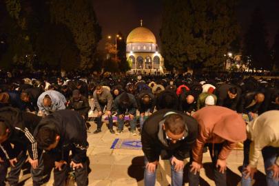 İşgalcilerin baskısına rağmen Aksa'da 60 bin kişilik direniş