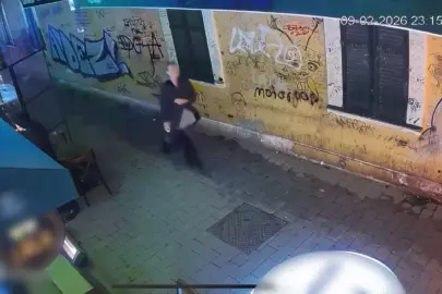 İstanbul-Beyoğlu'nda kadın turistin yere saçılan paralarını toplayan esnaf: 'Teşekkür bile etmedi, saçını tarayıp gitti'