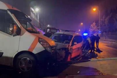 İstanbulda polis aracıyla otomobil çarpıştı: 3 yaralı