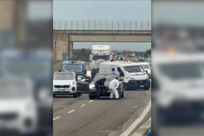 İtalya'da film gibi soygun girişimi: Yolu ateşe verip çatışmaya girdiler