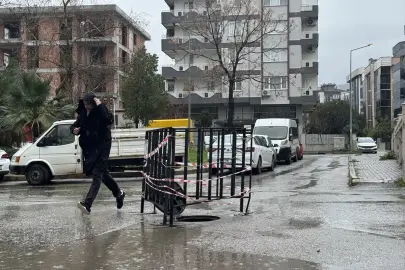 İzmir'de esnaf yağış sonrası biriken suyu rögar kapaklarını açarak tahliye etti