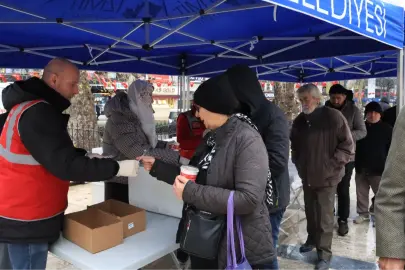 İzmit'te kandillik helva ikramı