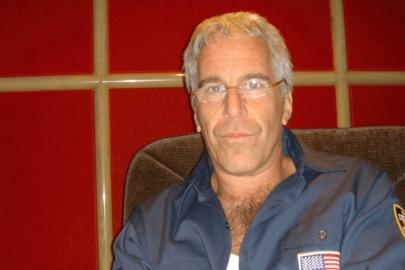 Jeffrey Epstein'in hediye edilen Kabe örtüsünü incelerken çekilmiş fotoğrafı