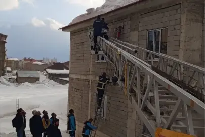 Kar temizlerken ayağının kayması sonucu çatıda asılı kalan kişiyi ekipler kurtardı