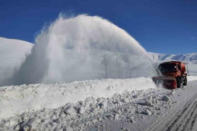 Karabet Geçidi’nde kar kalınlığı 2 metreyi geçti