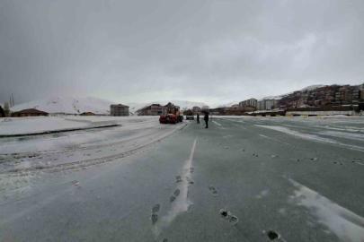 Karla kaplanan stadyum kısa sürede maçlara hazırlandı