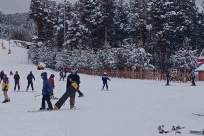 Kars’ta kayak heyecanı sürüyor