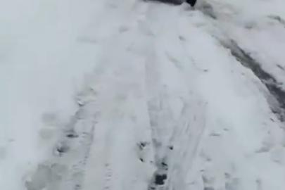 Kars’ta kayan tır kara yolunu ulaşıma kapattı