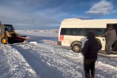 Kars’ta yolda mahsur kalan öğrencilerin imdadına ekipler yetişti