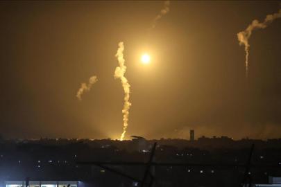 Katil İsrail'in Gazze'deki hava saldırılarında 4 Filistinli yaşamını yitirdi