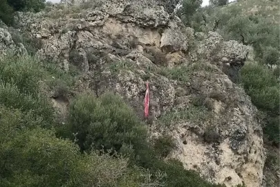 Kayalıklara takılan Türk bayrağını tereddüt etmeden kurtardı