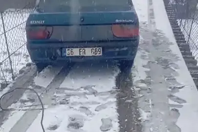 Kayan otomobil asma köprünün ortasında kaldı, traktörle kurtarıldı