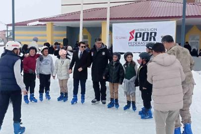 Kaymakam çocukları kırmadı, onları buz pateni hayallerine kavuşturdu