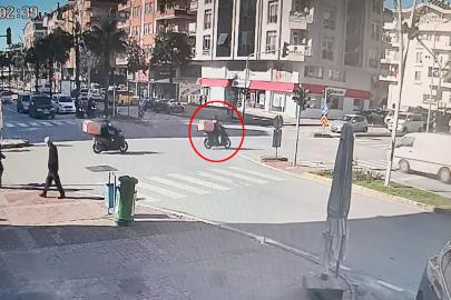 Kazada motosiklet sürücüsü minibüsün altında kalmaktan son anda kurtuldu