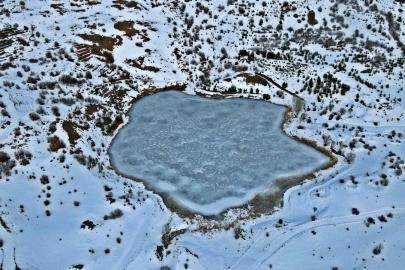 Kemah’taki Ardos Gölü dondu: Bin 660 rakımlı buz gölü drone ile görüntülendi