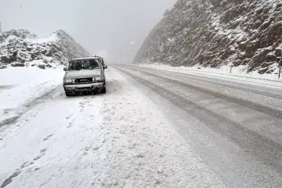 Konya yolunda kar yağışı etkili oluyor