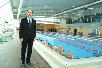 Konya'da ilkokul öğrencileri yüzme öğreniyor