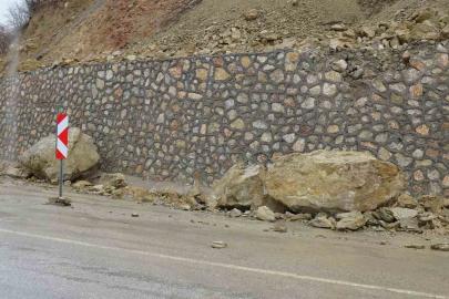 Malatya’da dev kaya parçaları yola düştü