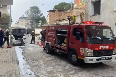 Nazilli'de park halindeyken yanan minibüste hasar oluştu