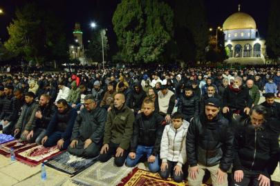On binler Aksa'da: Kısıtlamalara rağmen 50 bin mümin kıyamda